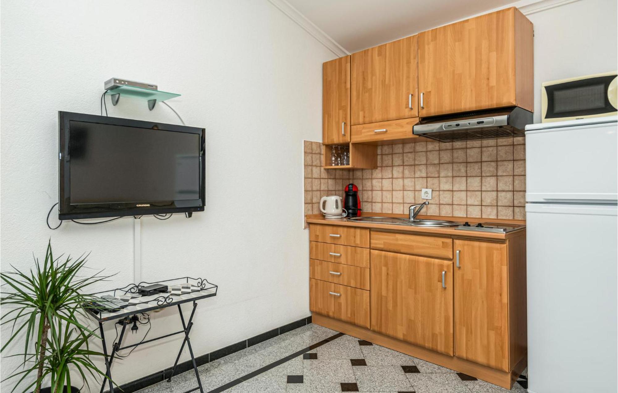 1 Bedroom Stunning Apartment In Макарска Экстерьер фото