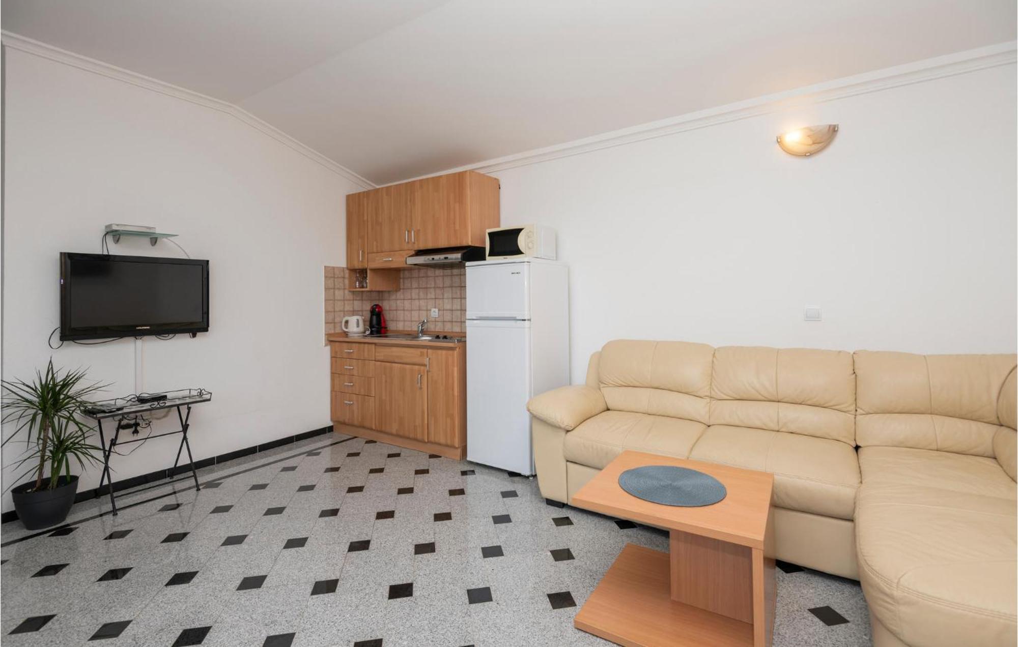 1 Bedroom Stunning Apartment In Макарска Экстерьер фото