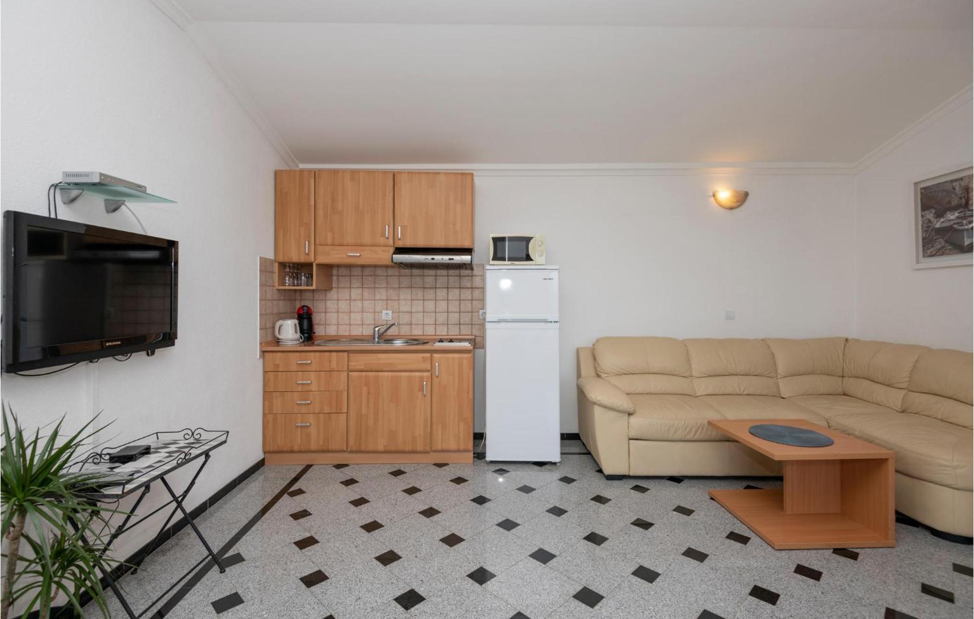 1 Bedroom Stunning Apartment In Макарска Экстерьер фото
