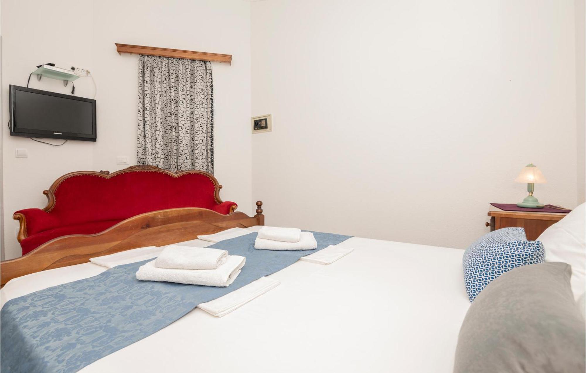 1 Bedroom Stunning Apartment In Макарска Экстерьер фото