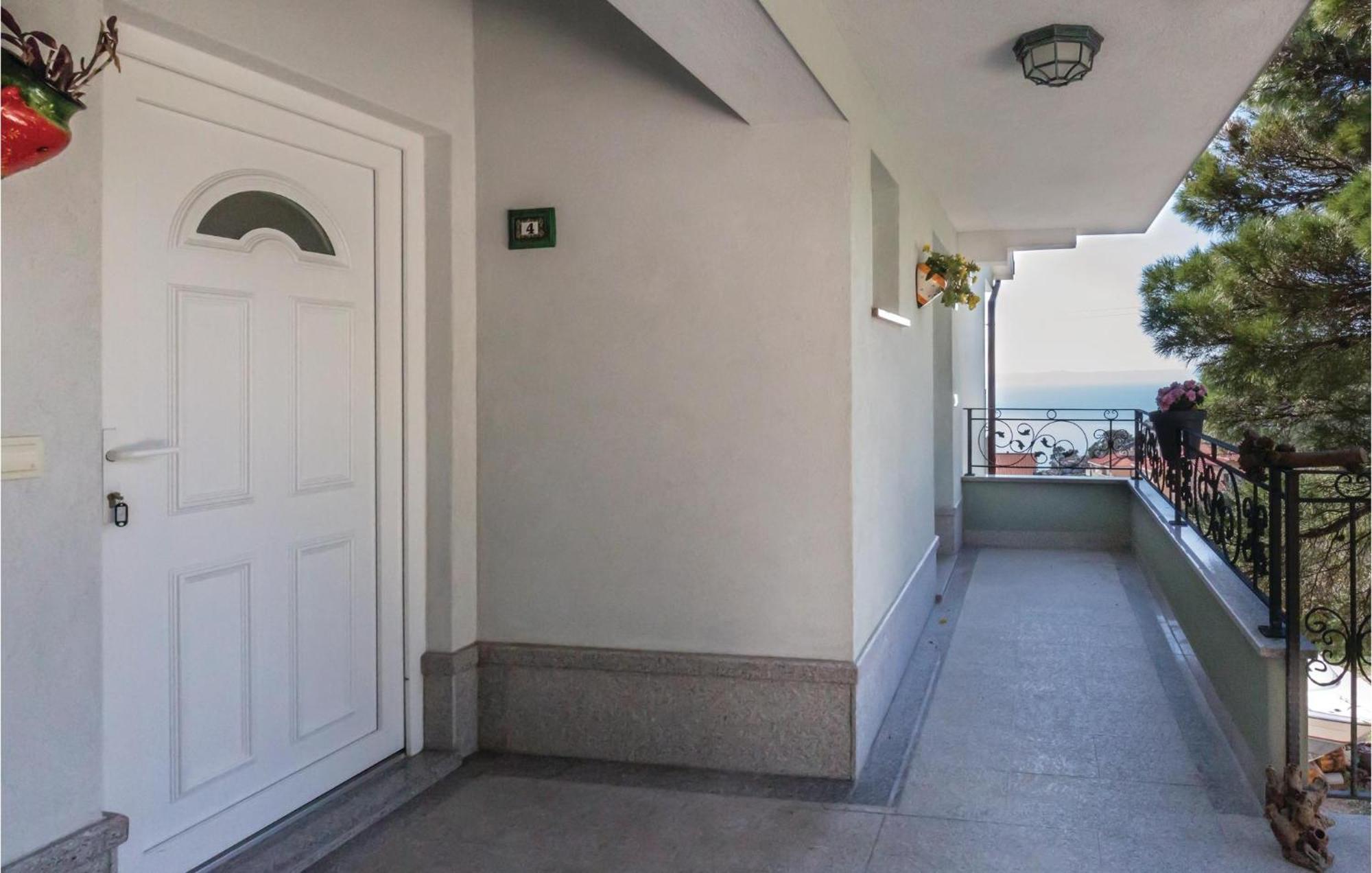 1 Bedroom Stunning Apartment In Макарска Экстерьер фото